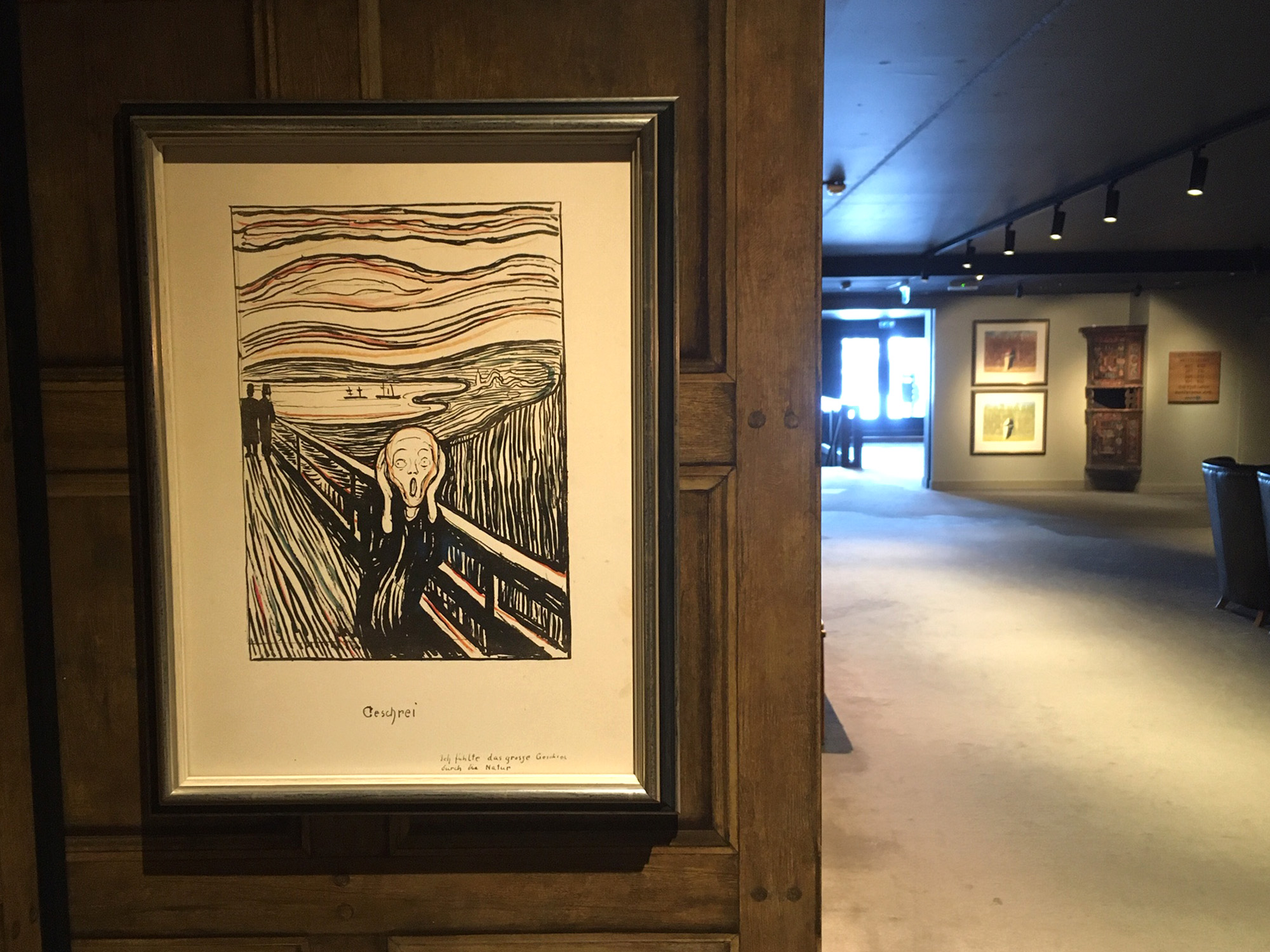Skrik Litografi trykket i sort og håndkolorert i rødt, oransje, blått og grønt. The Gundersen Collection er en imponerende samling av kunst og norske bondeantikviteter. Store deler av samlingen er stilt ut på hotellet Vestlia Resort i fjellbygda Geilo, Norge. The Gundersen Collection har også Norges viktigste private samling med Munch-grafikk. Ikke minst flere håndkolorerte grafiske verk.