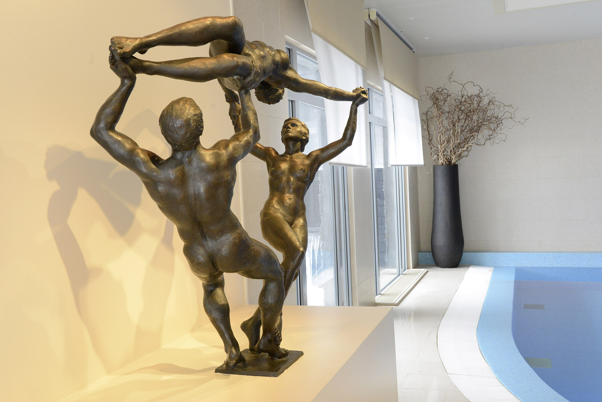 Kirsten Kokkin (født 1951) har kunstverk plassert over hele verden. Også på Vestlia Resort på Geilo. Bronseskulpturen Triangel, formet av en mann og to kvinner. Kunstverket symboliserer hvordan menneker støtter og hjelper hverandre. Vi kan ikke leve uten hverandre, sier kunstneren selv.