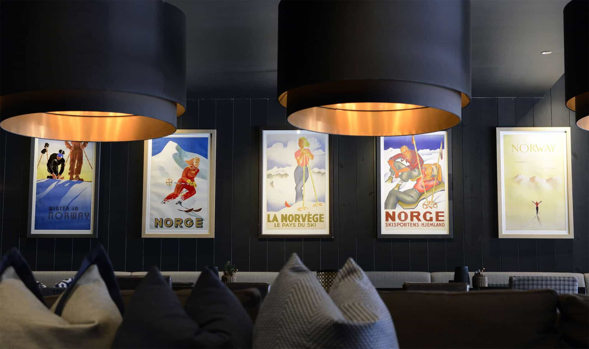 The Gundersen Collection har i dag har en av de største private samlingene med plakater med norske vintersportmotiv. Fra 1907 og opp til i dag.