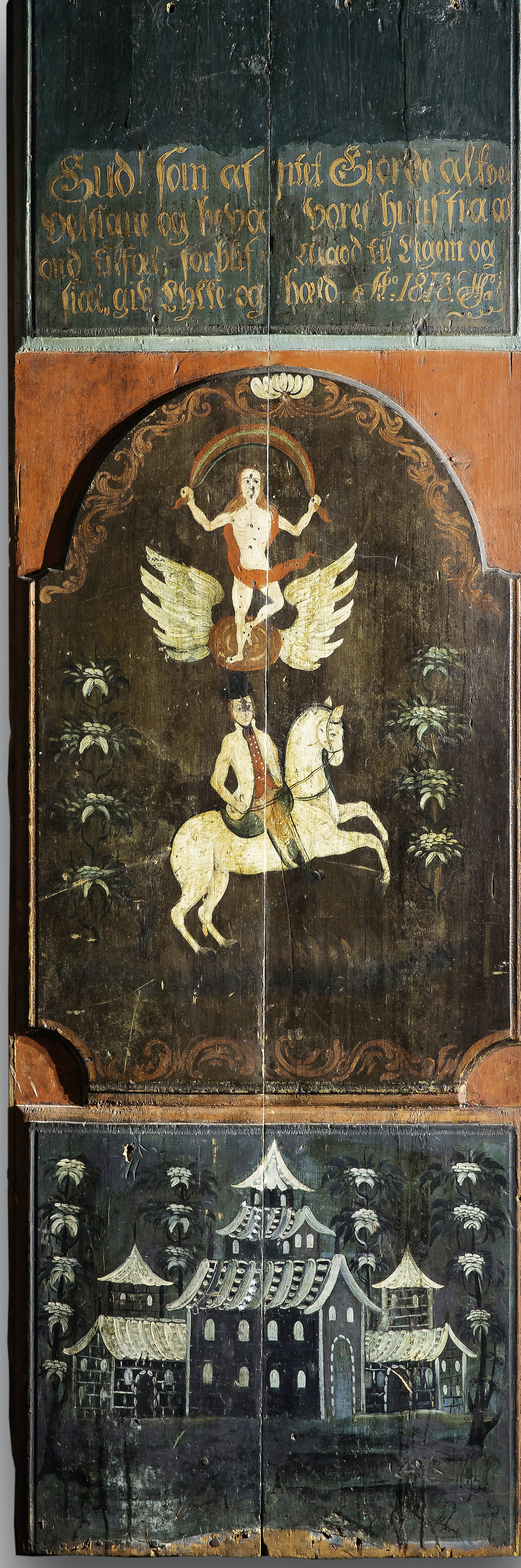 Hebrand Sata (1753–1830) har datert og signert nede til høyre i tekstfeltet på dette veggpanelet. «Ao 18181 Sata» Øverst teksten «Gud ! Som af intet Giorde alt vel, velsigne og bevare vores huus fra al ond tilfael (?), forblif ? til legem og siæl, giv Lykke og hæld. I midten er malt oppstandelsen og hest til rytter, begge flankert av blålige blomster og ranker i rødt på grønn bunn. Nedre felt dekorert med kineserier. Ålingen Herbrand Sata var blant de fremste i norsk rosemaling. Han var faren til Nils og Embrik Bæra.