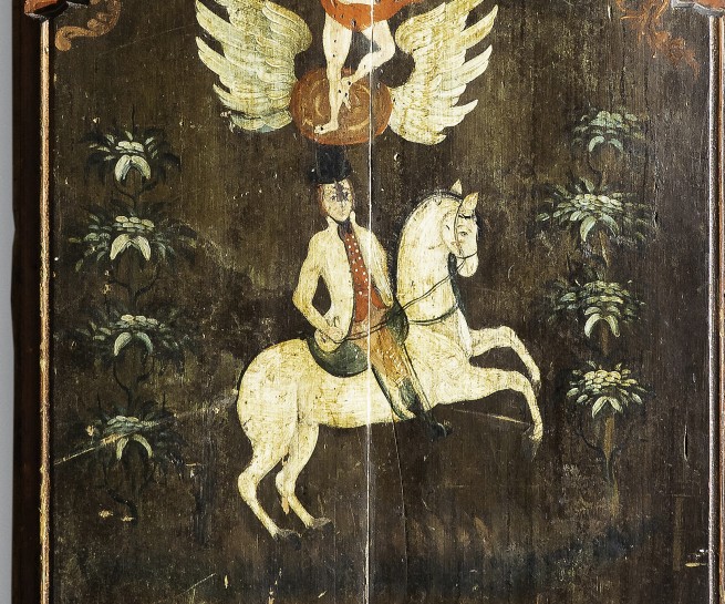 Hebrand Sata (1753–1830) har datert og signert nede til høyre i tekstfeltet på dette veggpanelet. «Ao 18181 Sata» Øverst teksten «Gud ! Som af intet Giorde alt vel, velsigne og bevare vores huus fra al ond tilfael (?), forblif ? til legem og siæl, giv Lykke og hæld. I midten er malt oppstandelsen og hest til rytter, begge flankert av blålige blomster og ranker i rødt på grønn bunn. Nedre felt dekorert med kineserier. Ålingen Herbrand Sata var blant de fremste i norsk rosemaling. Han var faren til Nils og Embrik Bæra.