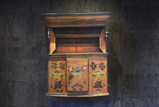 En så langt ukjent maler fra Hallingdal har dekorert denne hengekannestolen i spisesalen på Vestlia Resort. Vakkert bygget og dekorert med rosemaling. Skapet er fra rundt 1840. Rosemalingen kan ved første øyekast minne om Nils Bæra, men er malt av en rosemaler som har hentet inspirasjonen sin fra kanskje både Bæra og Torstein Sand. Skapet er påmalt navnet Engebret Torkildsen.