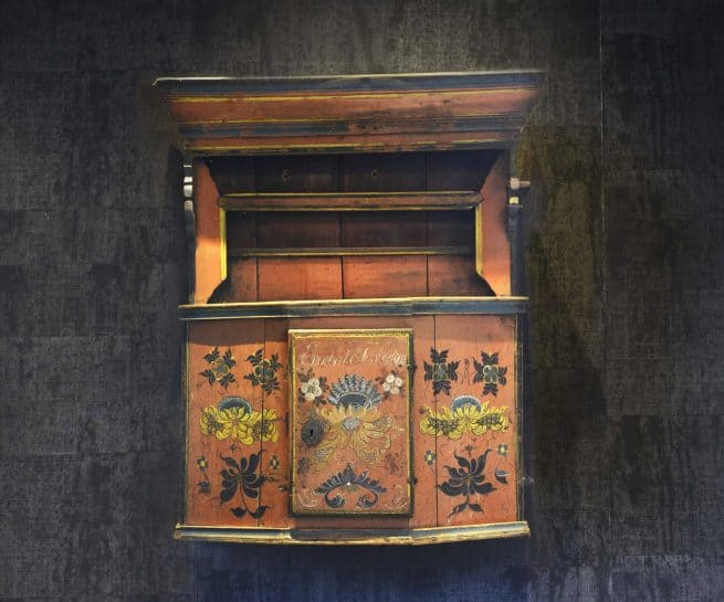 En så langt ukjent maler fra Hallingdal har dekorert denne hengekannestolen i spisesalen på Vestlia Resort. Vakkert bygget og dekorert med rosemaling. Skapet er fra rundt 1840. Rosemalingen kan ved første øyekast minne om Nils Bæra, men er malt av en rosemaler som har hentet inspirasjonen sin fra kanskje både Bæra og Torstein Sand. Skapet er påmalt navnet Engebret Torkildsen.