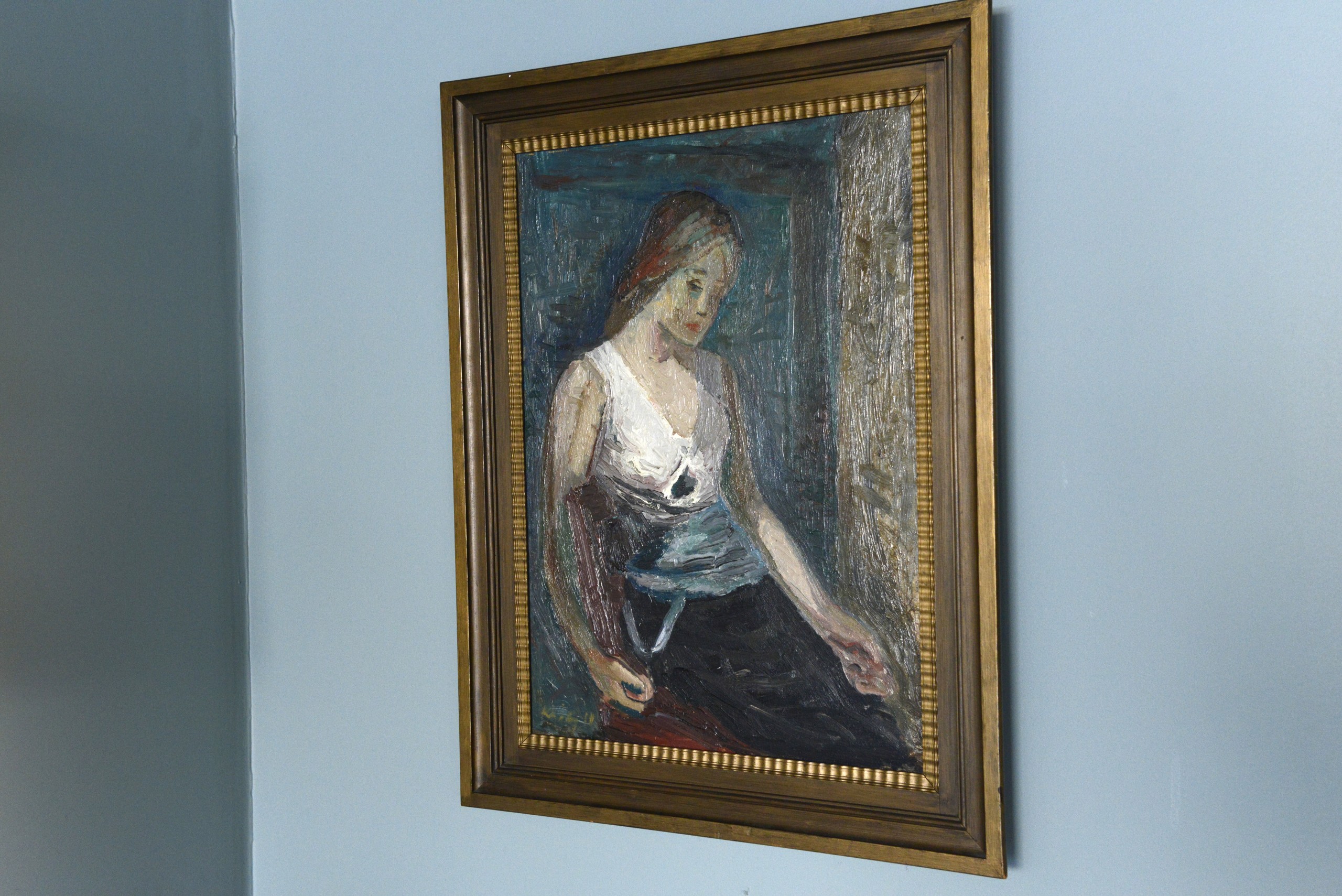 "Ung kvinne" tidlig 30-tallet Olje på lerret 71x52 cm Kona Ingeborg sitter modell for sin mann. Hun går igjen i mange av hans bilder, uten at portrettlikheten alltid er til stede. Kai Fjell malte sjelden portretter etter modell. Dette er et unntak. Den spontane måten å male på, fikk mange til å kalle Fjell «Den nye Munch».