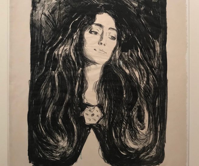 The Gundersen Collection er en imponerende samling av kunst og norske bondeantikviteter. Store deler av samlingen er stilt ut på hotellet Vestlia Resort i fjellbygda Geilo, Norge. The Gundersen Collection har også Norges viktigste private samling med Munch-grafikk. Ikke minst flere håndkolorerte grafiske verk. Her ser vi Edvard Munch, Brosjen, Eva Mudocci, 1903. Litografi trykket i sort Japan papir. Signert nede til høyre med blyant: E Munch Lengre påskrift av Munch med blyant nede til høyre: A Frauen Irmgart Steinbart til Erinderiung en Grimsrød vennligst Edv Munch 1913