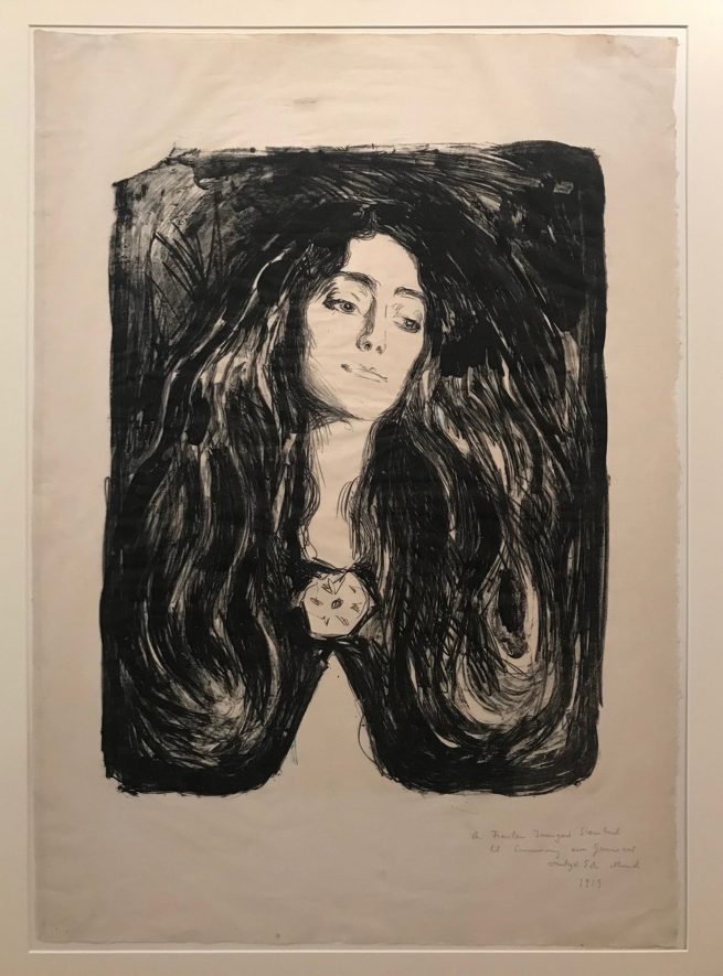 The Gundersen Collection er en imponerende samling av kunst og norske bondeantikviteter. Store deler av samlingen er stilt ut på hotellet Vestlia Resort i fjellbygda Geilo, Norge. The Gundersen Collection har også Norges viktigste private samling med Munch-grafikk. Ikke minst flere håndkolorerte grafiske verk. Her ser vi Edvard Munch, Brosjen, Eva Mudocci, 1903. Litografi trykket i sort Japan papir. Signert nede til høyre med blyant: E Munch Lengre påskrift av Munch med blyant nede til høyre: A Frauen Irmgart Steinbart til Erinderiung en Grimsrød vennligst Edv Munch 1913