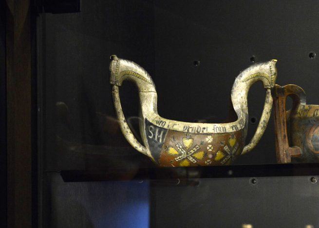 The Gundersen Collection er en imponerende samling av kunst og norske bondeantikviteter. Store deler av samlingen er stilt ut på hotellet Vestlia Resort i fjellbygda Geilo, Norge. The Gundersen Collection har også Norges viktigste private samling med grafikk av Edvard Munch. Her ser vi en Hestekjenge fra Hordaland, datert 1770. Hestehodene er nærmest naturalistiske, med tunger som går ned til brystet. Under bunnen har denne utydelige initialer. Den har en ganske enkel rosemaling med initialer OTSH og datering 1852, og langs munningen innskriften «Jeg er prydet som en Lilje, Drik af mig det er min vilje» (siste ord utydelig).