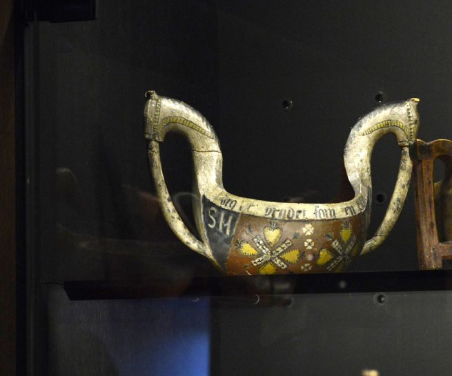 The Gundersen Collection er en imponerende samling av kunst og norske bondeantikviteter. Store deler av samlingen er stilt ut på hotellet Vestlia Resort i fjellbygda Geilo, Norge. The Gundersen Collection har også Norges viktigste private samling med grafikk av Edvard Munch. Her ser vi en Hestekjenge fra Hordaland, datert 1770. Hestehodene er nærmest naturalistiske, med tunger som går ned til brystet. Under bunnen har denne utydelige initialer. Den har en ganske enkel rosemaling med initialer OTSH og datering 1852, og langs munningen innskriften «Jeg er prydet som en Lilje, Drik af mig det er min vilje» (siste ord utydelig).