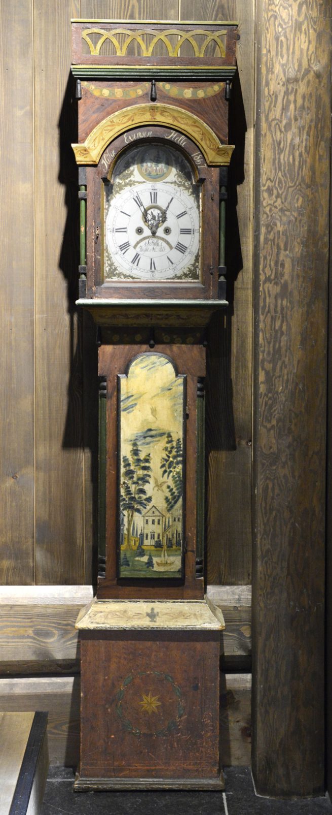 The Gundersen Collection er en imponerende samling av kunst og norske bondeantikviteter. Store deler av samlingen er stilt ut på hotellet Vestlia Resort i fjellbygda Geilo, Norge. her ser vi et gulvur fra Numedal malt av Sebjørn Kverndalen. Klokkekassen er rikt dekorert med kineserier både i front og på sidene. Louis-seize-stil. Rosemaler Sebjørn Kverndalen var fra Nore, Numedal. Søstersønn til Tore Kravik, utdannet i Kongsberg og virksom i hjembygda, Sigdal og Eggedal.