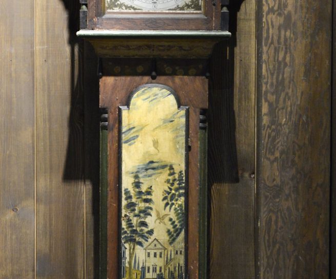 The Gundersen Collection er en imponerende samling av kunst og norske bondeantikviteter. Store deler av samlingen er stilt ut på hotellet Vestlia Resort i fjellbygda Geilo, Norge. her ser vi et gulvur fra Numedal malt av Sebjørn Kverndalen. Klokkekassen er rikt dekorert med kineserier både i front og på sidene. Louis-seize-stil. Rosemaler Sebjørn Kverndalen var fra Nore, Numedal. Søstersønn til Tore Kravik, utdannet i Kongsberg og virksom i hjembygda, Sigdal og Eggedal.