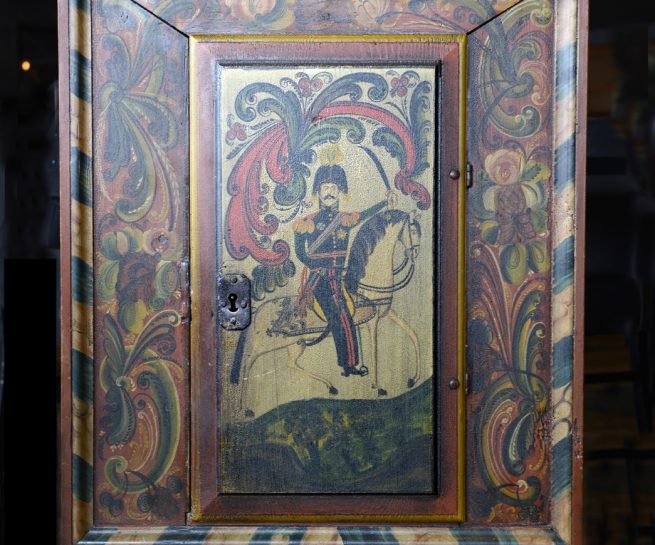 The Gundersen Collection er en imponerende samling av kunst og norske bondeantikviteter. Store deler av samlingen er stilt ut på hotellet Vestlia Resort i fjellbygda Geilo, Norge. The Gundersen Collection har også Norges viktigste private samling med Munch-grafikk. Ikke minst flere håndkolorerte grafiske verk. Her et hengeskap malt av Thomas Luraas.