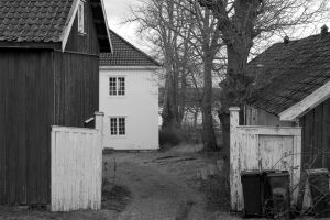 Den flotte bygningen Kiøsterudgården i Åsgårdstrand går igjen i flere av Edvard Munch sine bilder. Sommeren 2020 får publikum møte kunsten til Munch gjennom samlingen til Pål Gundersen, The Gundersen Collection.